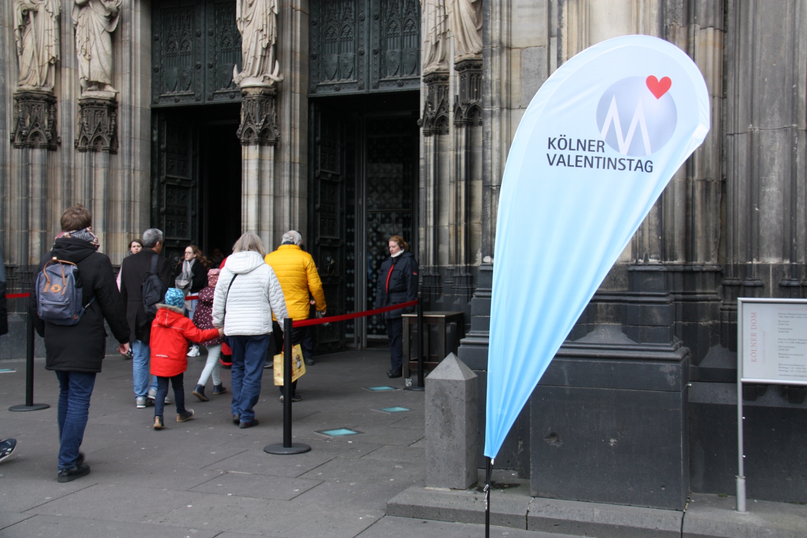 Der Kölner Dom stand am Freitagnachmittag ganz im Zeichen des Kölner Valentinstages. Foto: © Mathies / Katholisches Stadtdekanat Köln