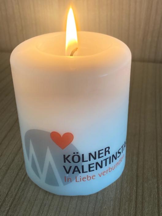 Die Valentinskerze ist im Kölner Domshop erhältlich.