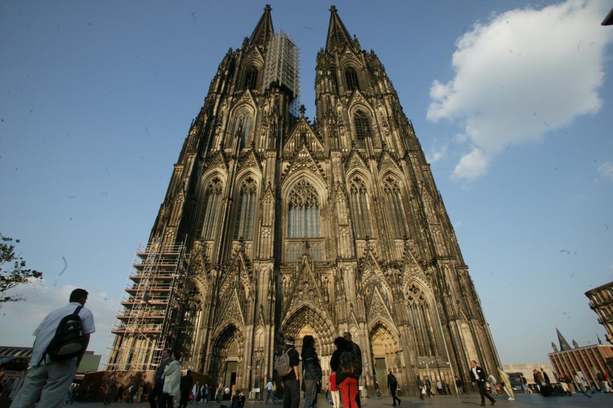 Der Kölner Dom ist das Wahrzeichen der Stadt.