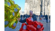 Erfolgreicher Kölner Valentinstag: Foto-Aktion „Herz zeigen“ vor dem Dom / Aktion „Ein Licht für die Liebe“ / Gottesdienst für die Liebenden 