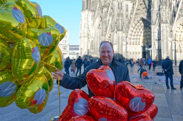 Auch Kölns Stadtdechant Msgr. Robert Kleine, quasi Schirmherr der Aktion des Stadtdekanats Köln und seiner Kooperationspartner, ließ es sich nicht nehmen, sich mit den Aktions-Luftballons vor dem Dom fotografieren zu lassen. Foto: © Rüdiger Pohl für das Stadtdekanat Köln