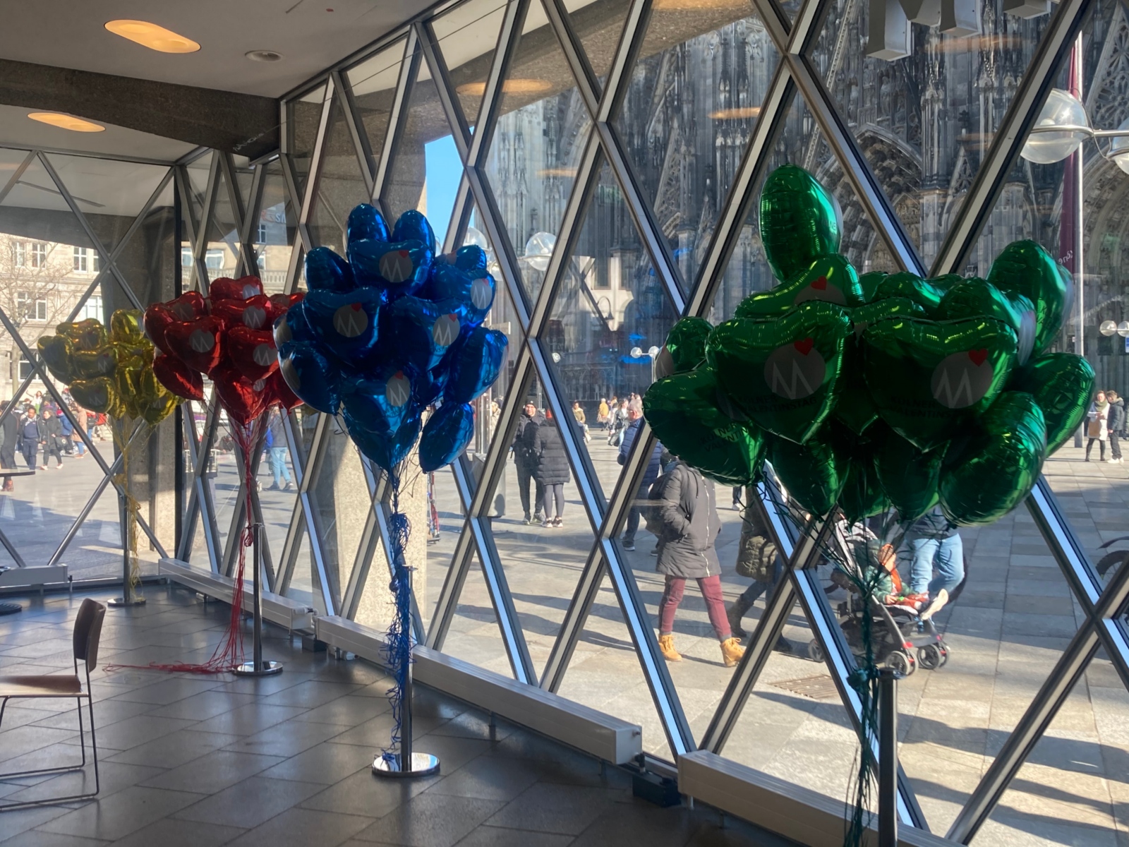 Vor der Aktion warteten die Ballontrauben im DOMFORUM auf ihren Einsatz. Foto: © Hildegard Mathies / Stadtdekanat Köln 