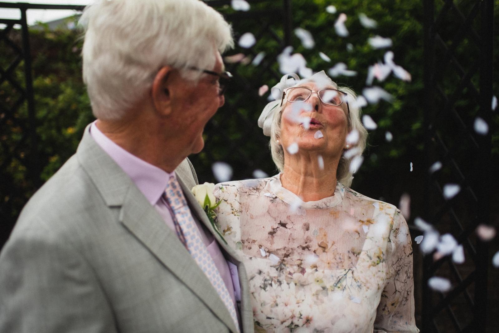Verliebtsein und Liebe kennen kein Alter. Foto: © Chino Rocha / unsplash.com