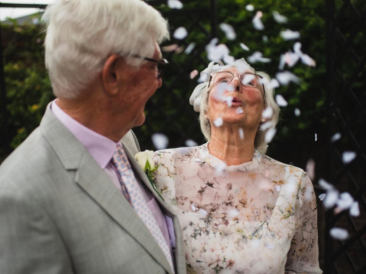 Verliebtsein und Liebe kennen kein Alter. Foto: © Chino Rocha / unsplash.com