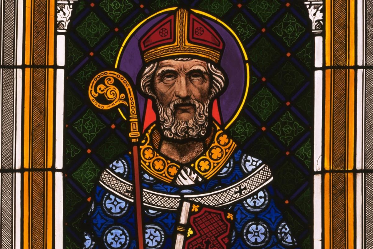 Der heilige Heribert in einem Fenster des Kölner Domes (Ausschnitt).