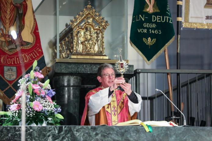 Der Wormser Propst Tobias Schäfer beim Schluss-Segen des Eröffnungsgottesdienstes mit Heribert-Reliquie. Foto: © Henning Schoon