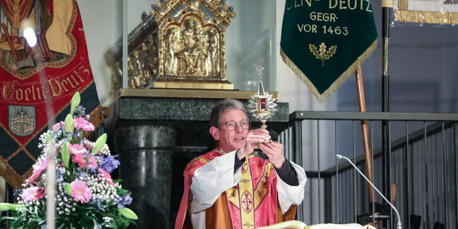 Der Wormser Propst Tobias Schäfer beim Schluss-Segen mit Heribert-Reliquiar.