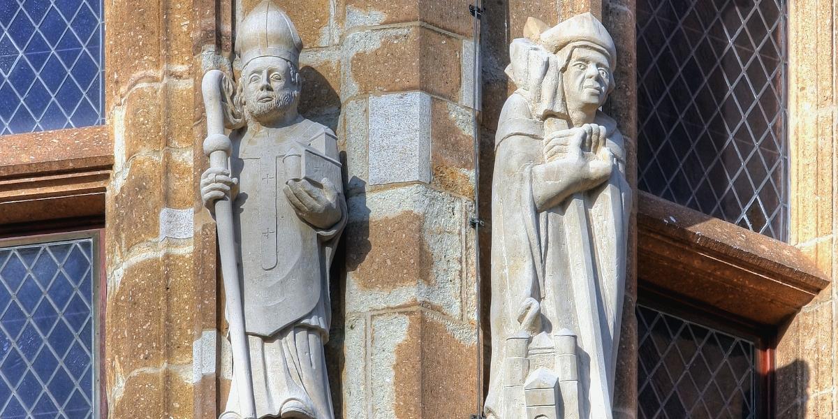 Heribert (li.) am Kölner Rathausturm (Bildhauer: Friedrich Lindenthal).