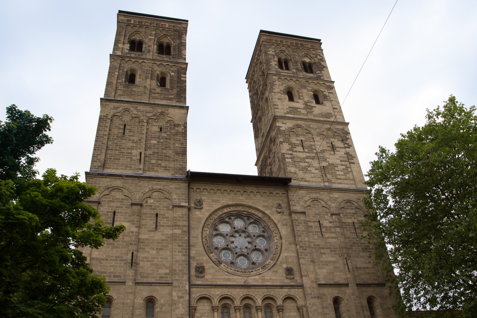 Mächtig erheben sich die Türme von St. Heribert in den Himmel über Deutz.