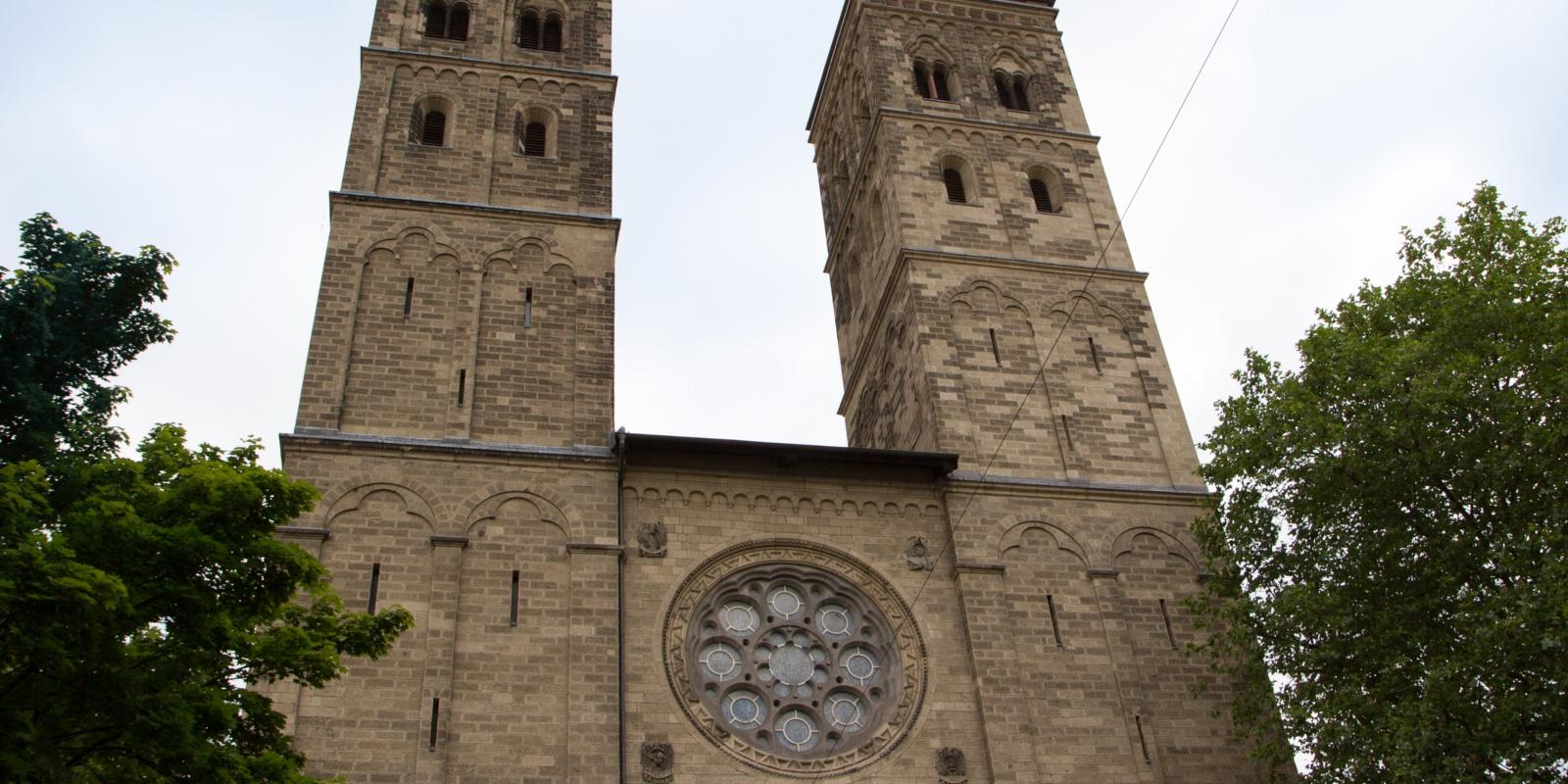 Mächtig erheben sich die Türme von St. Heribert in den Himmel über Deutz.